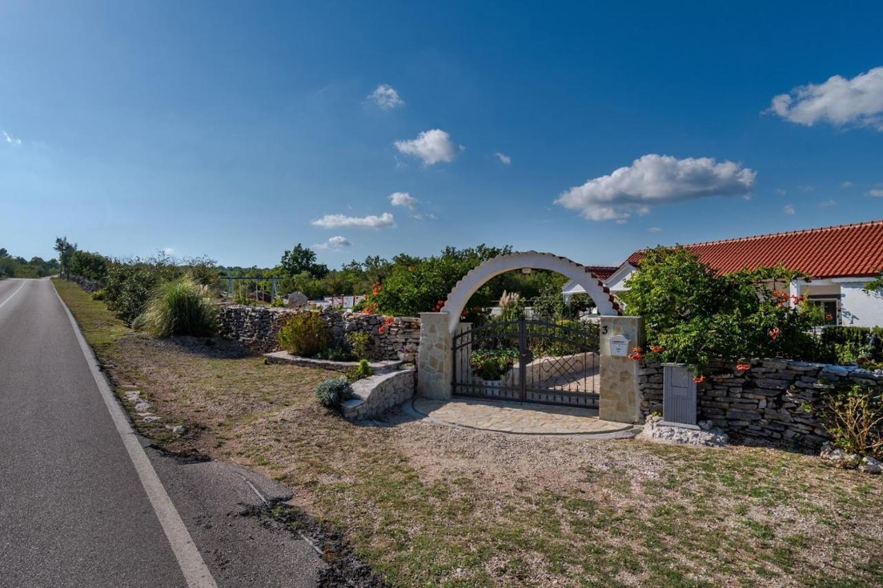 House Camellia With Fenced Pool And Playground Βίλα Blizna Donja Εξωτερικό φωτογραφία