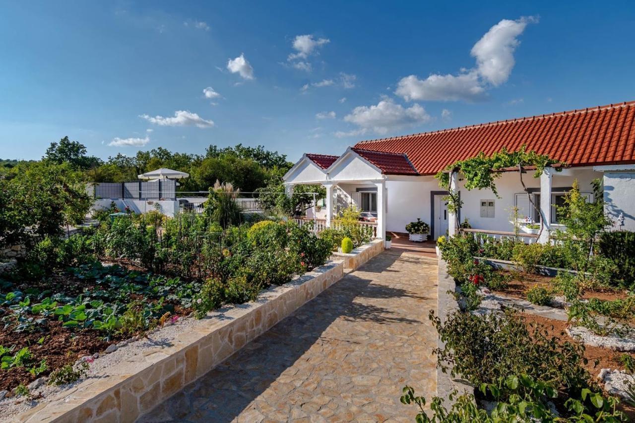 House Camellia With Fenced Pool And Playground Βίλα Blizna Donja Εξωτερικό φωτογραφία